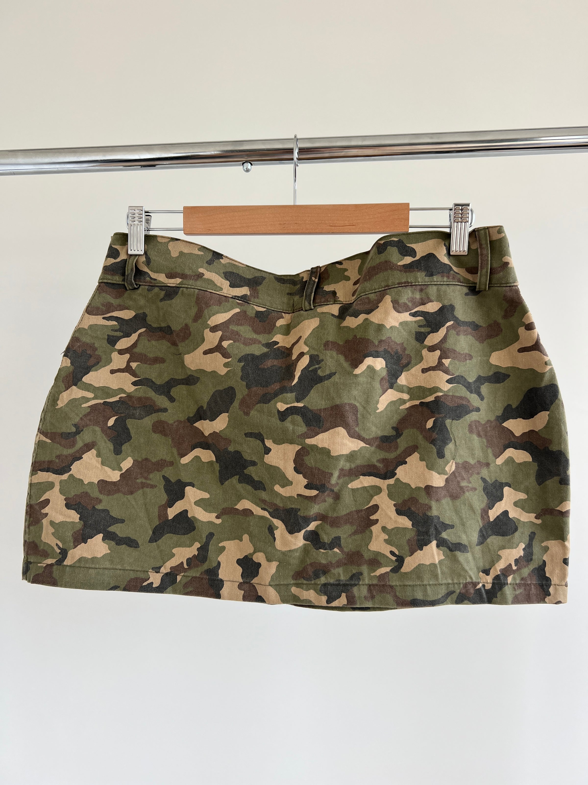 Camo skirt hotsell pretty little thing