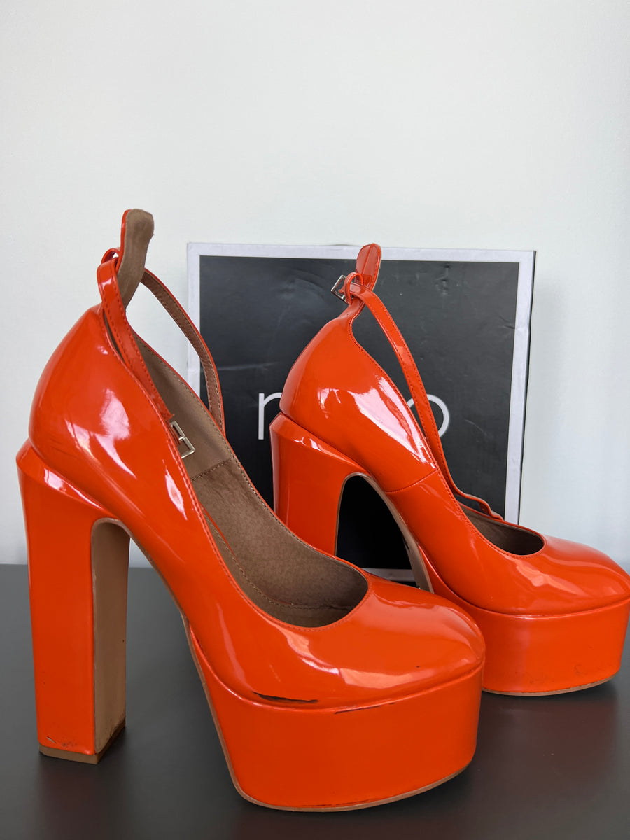 NOVO Zippedy Orange Patent Heels - 9